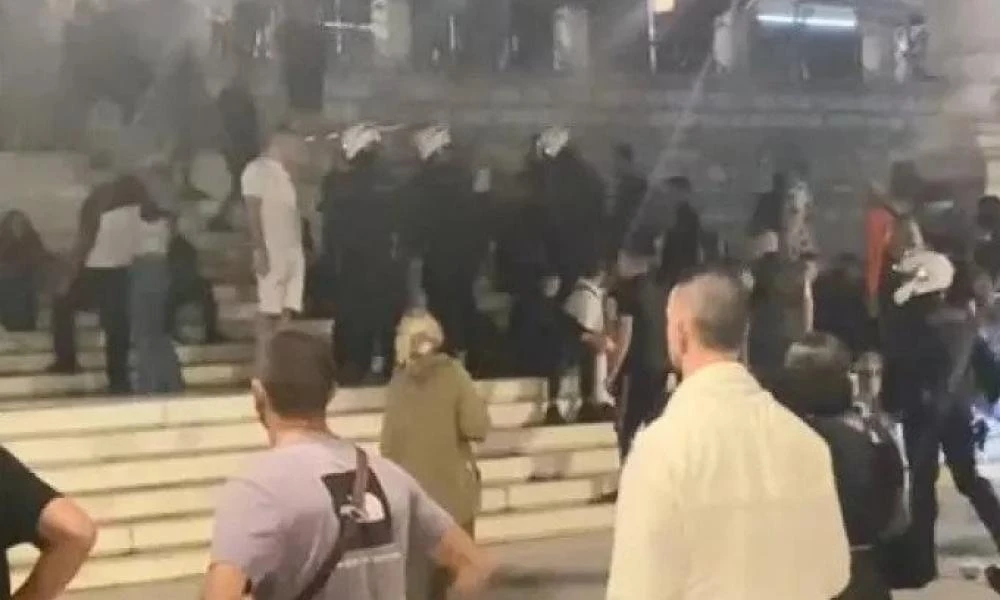 Επεισόδιο στο Σύνταγμα: 20 Παλαιστίνιοι άνοιξαν σημαία και έβγαζαν φωτογραφίες με όπλο